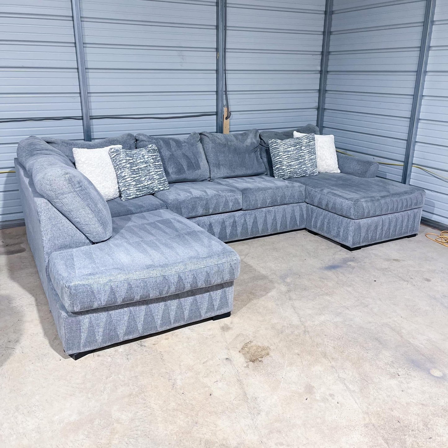 Large Light Grey Sectional With Double Sided Chaise By Broyhill ๐๏ธ