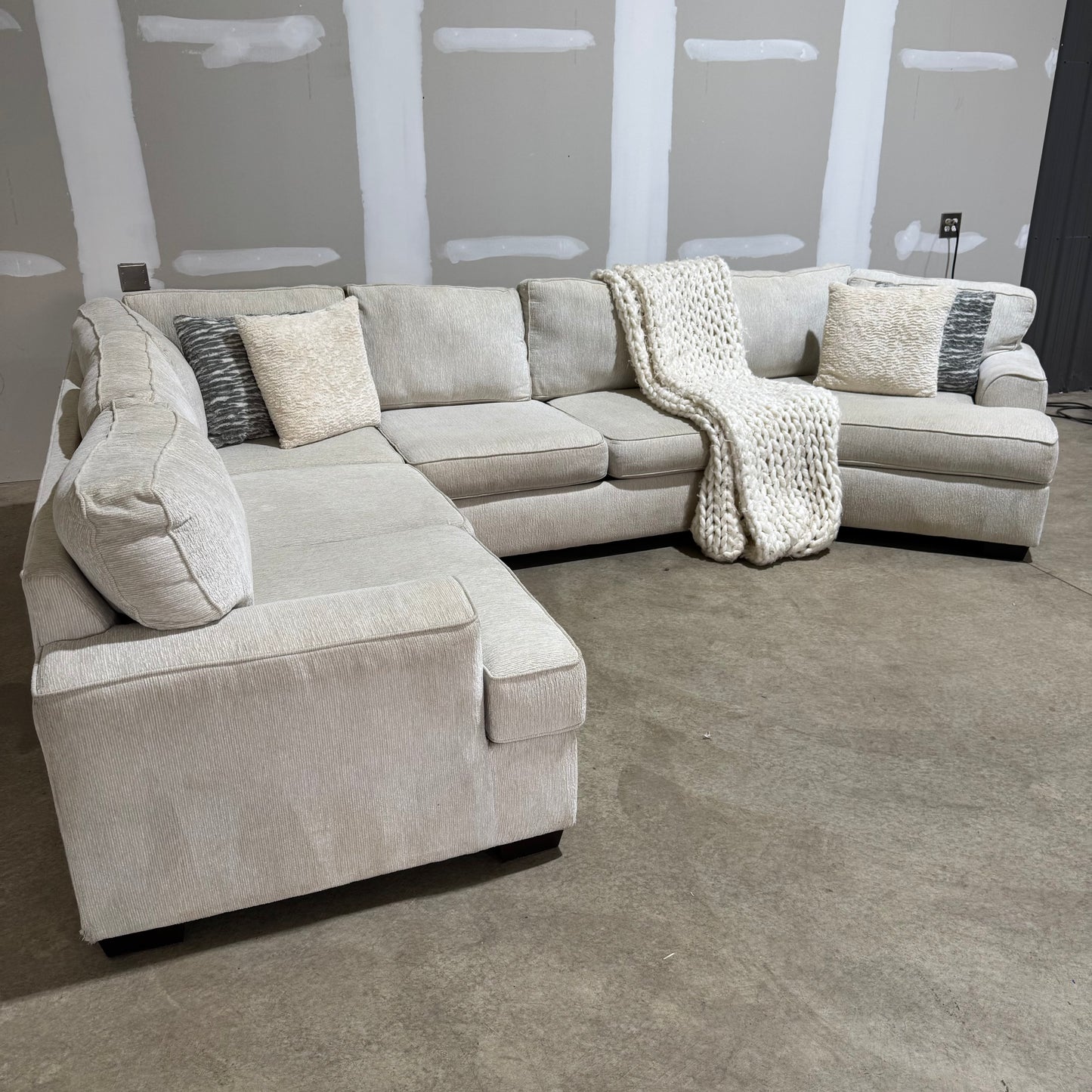 Very Large Ivory Colored Cuddler Sectional ๐๏ธ