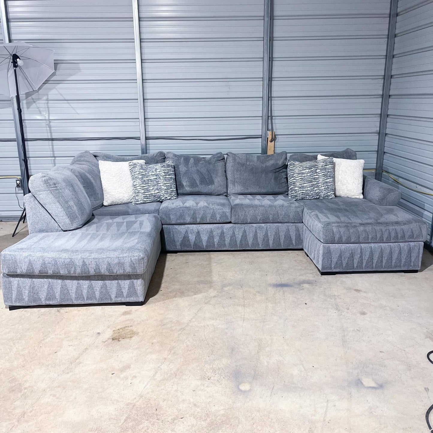 Large Light Grey Sectional With Double Sided Chaise By Broyhill ๐๏ธ