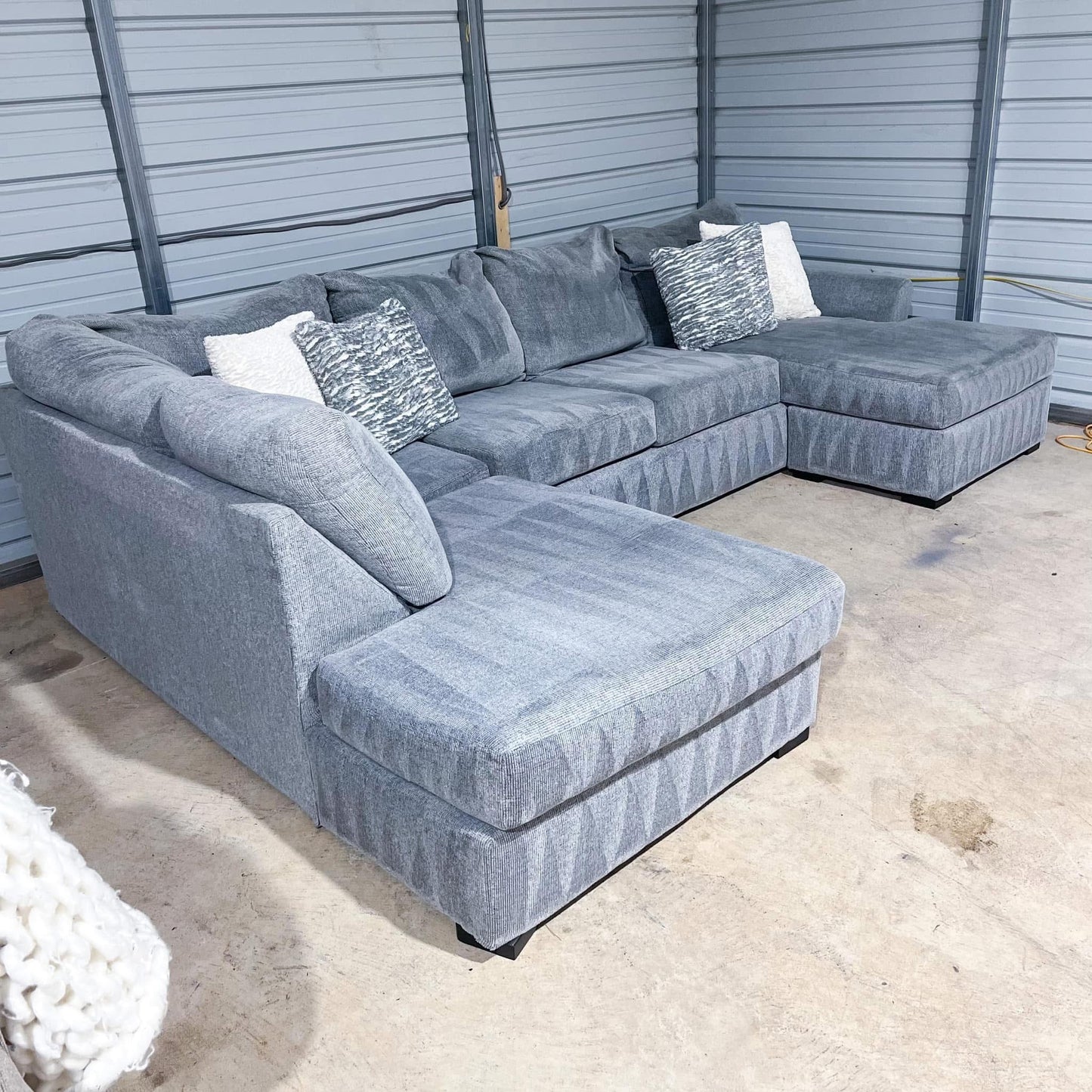 Large Light Grey Sectional With Double Sided Chaise By Broyhill ๐๏ธ