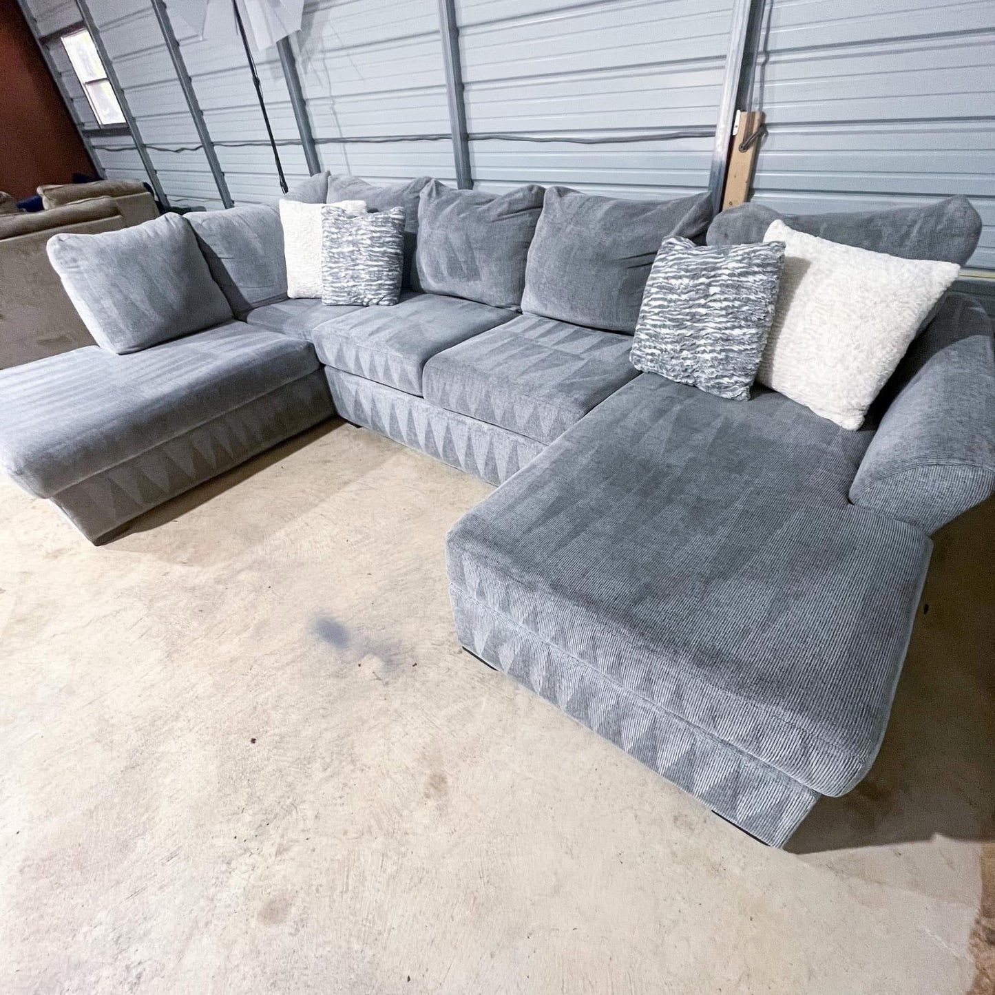 Large Light Grey Sectional With Double Sided Chaise By Broyhill ๐๏ธ